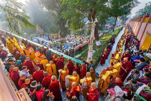 बोधगया के महाबोधि मंदिर में विश्व शांति के लिए 37वें काग्यू मोनलाम प्रार्थना में हिस्सा लेते दुनिया भर के बौद्ध भिक्षु