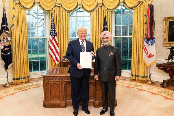 व्हाइट हाउस में अमेरिकी राष्ट्रपति डोनाल्ड ट्रंप से मुलाकात करते संयुक्त राज्य में भारत के नए राजदूत तरनजीत सिंह संधू