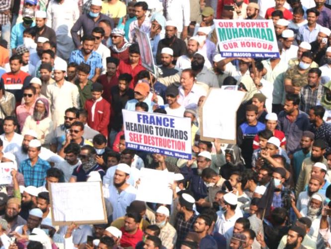भोपाल में फ्रांस के राष्ट्रपति इमैनुएल मैक्रों के खिलाफ प्रदर्शन करते लोग, पैगंबर मोहम्मद पर टिप्पणी का है मामला