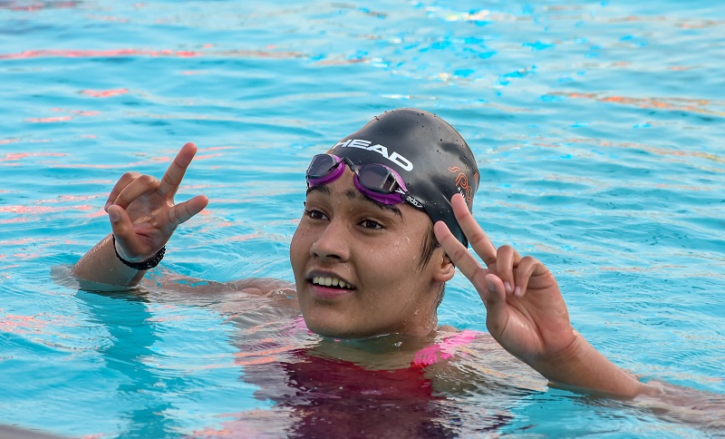 खेलो इंडिया यूथ गेम्स में गोल्ड जीतने के बाद खुशी जाहिर करती दिल्ली की तैराक प्राची टोकस