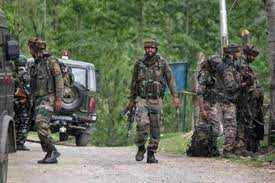जम्मू-कश्मीरः कुलगाम में सुरक्षाबलों और आतंकियों के बीच मुठभेड़ जारी,  सेना का एक जवान, 2 नागरिक घायल