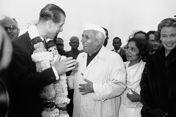 ब्रिटेन के प्रिंस फिलिप का नई दिल्ली में स्वागत करते भारत के तत्कालीन प्रधानमंत्री जवाहरलाल नेहरू (फाइल फोटो)