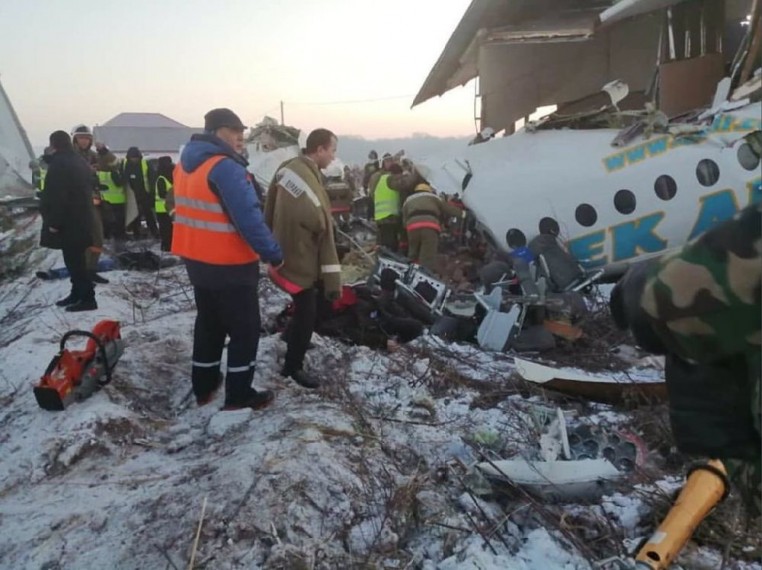 कजाकिस्तान में 100 यात्रियों को ले जा रहा विमान क्रैश, दो मंजिला इमारत से टकराया, 14 की मौत