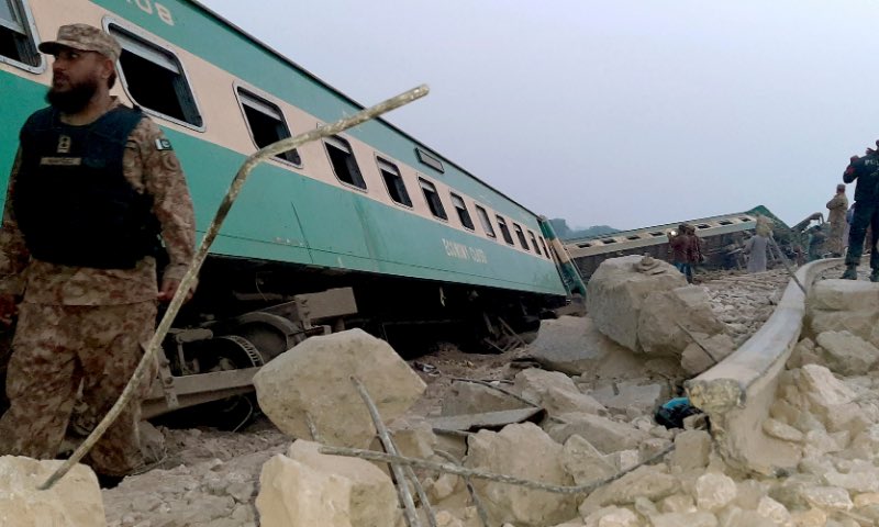 पाकिस्तान में दो ट्रेनों के बीच हुई टक्कर, कम से कम 30 लोगों की मौत, 50 घायल