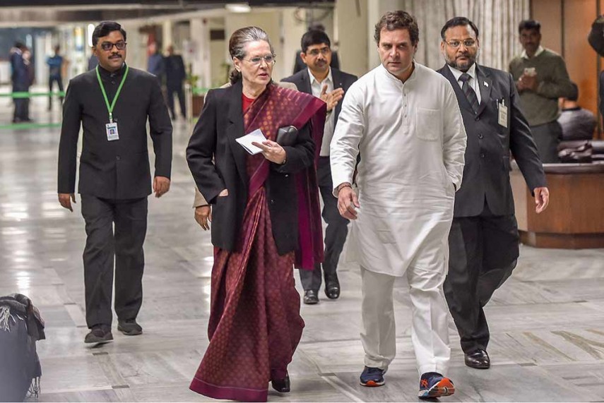 कांग्रेस में बड़े बदलाव के लिए शीर्ष नेताओं ने सोनिया गांधी को लिखा खत; दूसरे धड़े ने की राहुल की वापसी की मांग