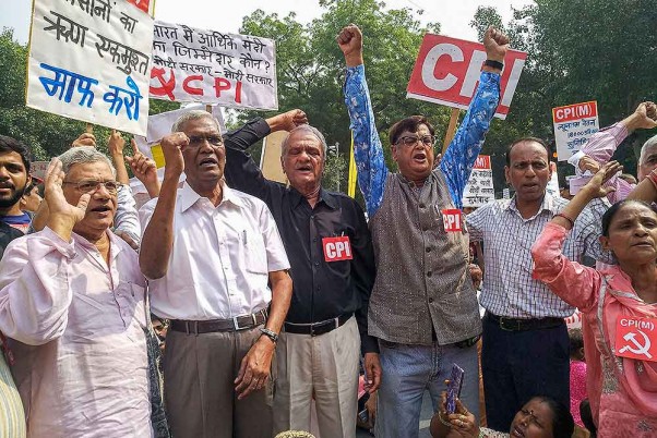 आर्थिक संकट समेत विभिन्न मुद्दों के खिलाफ नई दिल्ली में विरोध प्रदर्शन करते वामपंथी नेता सीताराम येचुरी, डी राजा और अन्य