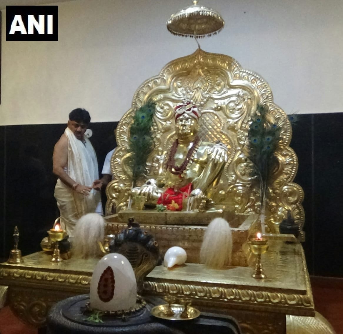 चिक्कमगलुरु में श्री ऋषि श्रृंगेश्वर मंदिर में विशेष पूजा अर्चना करते कर्नाटक के मंत्री और कांग्रेस नेता डीके शिवकुमार।