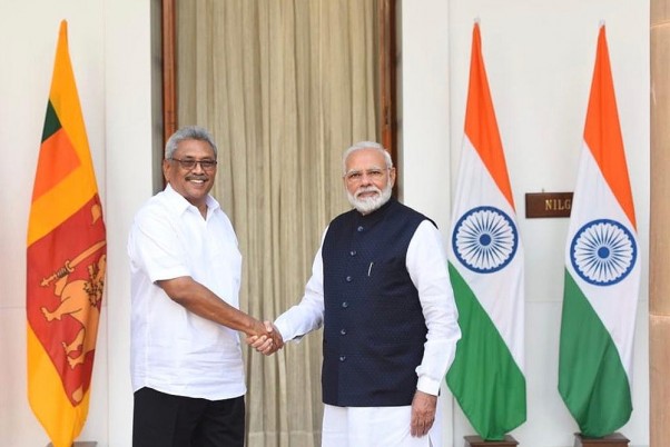 राजधानी दिल्ली में अपने प्रतिनिधिमंडल स्तर की वार्ता से पहले श्रीलंका के राष्ट्रपति गोतबया राजपक्षे के साथ प्रधानमंत्री नरेंद्र मोदी