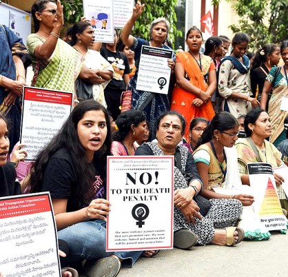 हैदराबाद में महिला पशु चिकित्सक के साथ सामूहिक दुष्कर्म के बाद उसकी हत्या को लेकर विरोध प्रदर्शन करती महिलाएं