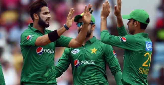 पदार्पण मैच में चमके शदाब, पाकिस्तान छह विकेट से जीता
