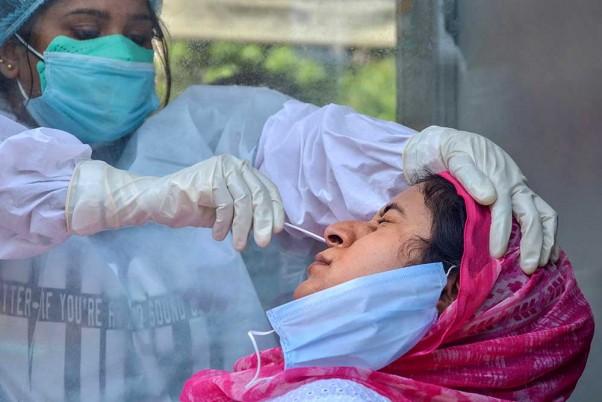 कोरोना वायरस के बढ़ते संक्रमण के बीच अमृतसर के सिविल अस्पताल में कोविड-19 टेस्ट के लिए एक महिला के स्वाब का नमूना लेते स्वास्थ्यकर्मी