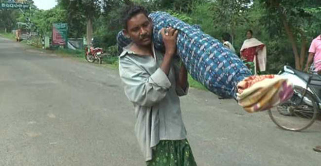 ओडिशा में पत्‍नी का शव लेकर उसे 10 किलोमीटर चलना पड़ा