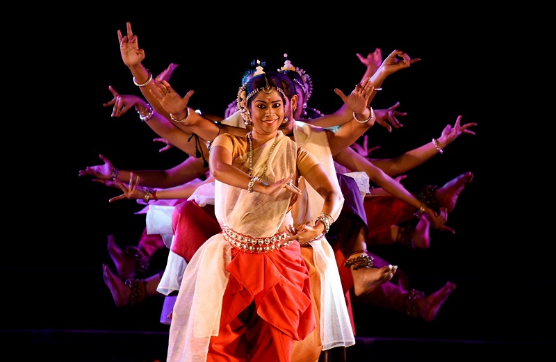 भुवनेश्वर में 16 वें धौली-कलिंग महोत्सव के दौरान प्रस्तुति देती प्रसिद्ध ओडिसी नृत्यांगना शर्मिला विश्वास