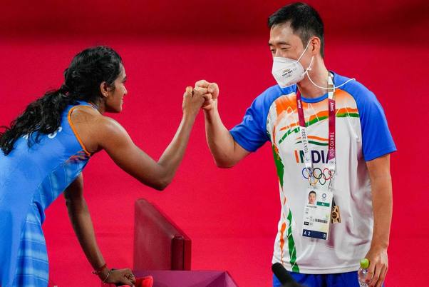टोक्यो ओलंपिक 2020 में मैच जीतने के बाद कोच ताए सांग के साथ भारत की पी. वी. सिंधु