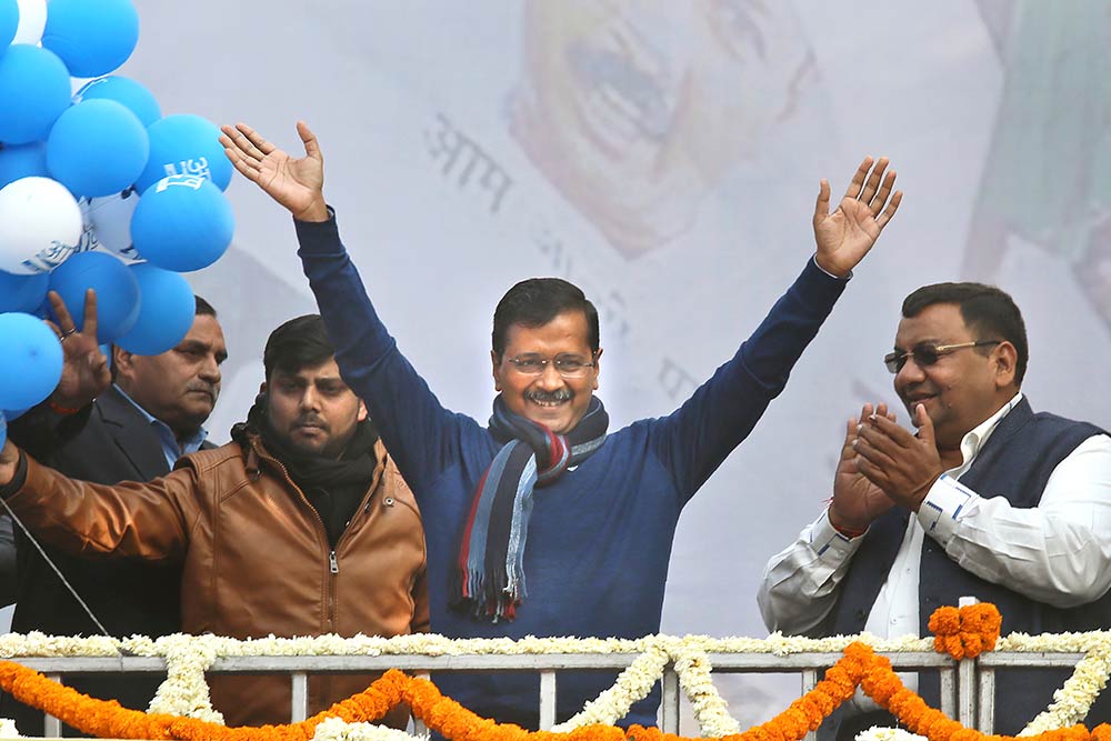 एमसीडी चुनाव से पहले भाजपा को झटका, दिल्ली के रोहिणी वार्ड से बीजेपी के 11 नेता 'आप' में शामिल