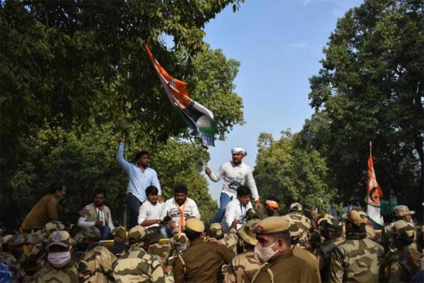 भारतीय युवा कांग्रेस के कार्यकर्ताओं ने विरोध प्रदर्शन कर किया दिल्ली में संसद का घेराव