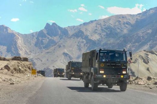 कश्मीर: नियंत्रण रेखा पर गहरी खाई में फिसलकर तीन सैनिकों की मौत