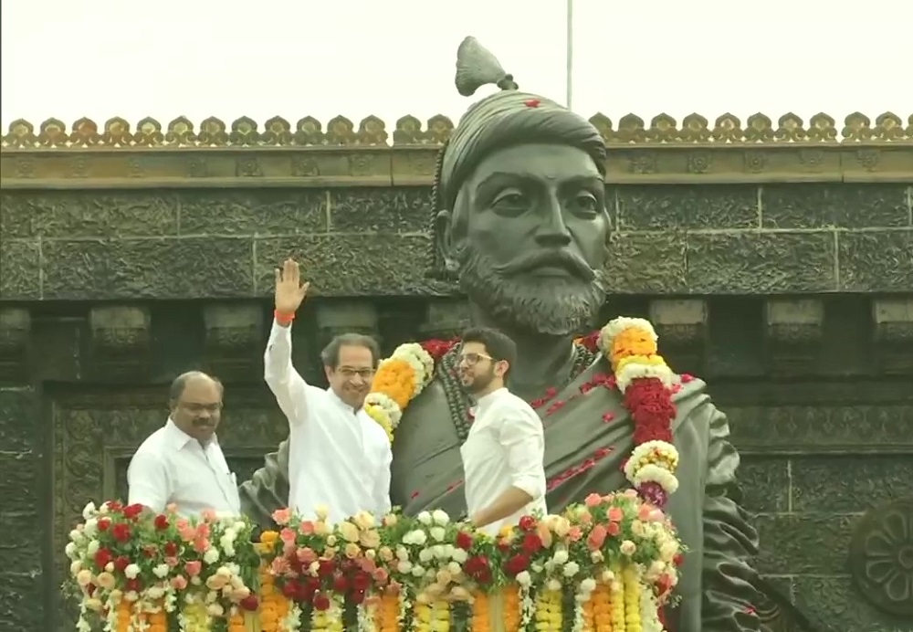मुंबई के वेस्टर्न एक्सप्रेस हाईवे पर छत्रपति शिवाजी महाराज को श्रद्धांजलि अर्पित करते सीएम उद्धव ठाकरे और उनके बेटे तथा मंत्री आदित्य ठाकरे