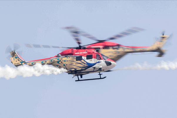 गाजियाबाद के हिंडन एयरबेस में 88 वें वायु सेना दिवस परेड के दौरान एरोबेटिक स्टंट करते IAF के हेलीकॉप्टर