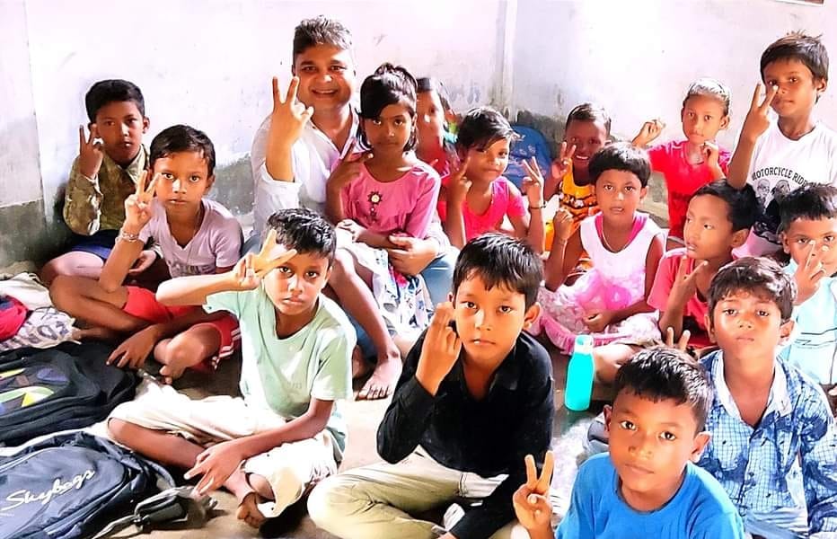 मिलिए पश्चिम बंगाल के 'बुक दादा' से जो असहाय बच्चों के लिए आशा की सुनहरी किरण से कम नहीं हैं