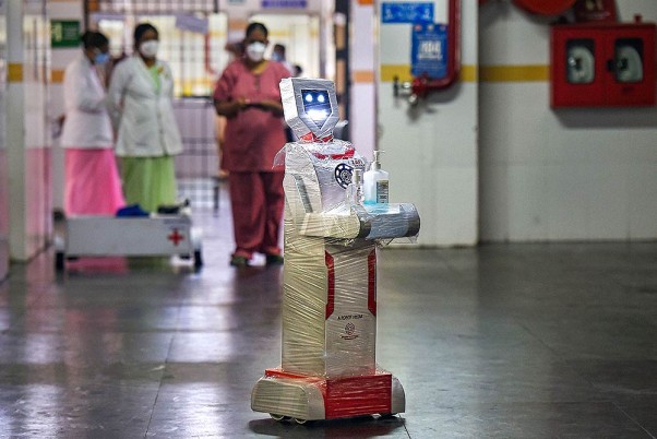 कोविड-19 के मद्देनजर चेन्नई के स्टेनली मेडिकल अस्पताल के आइसोलेशन वार्ड में डेमो के लिए तैनात किया गया रोबोट 'जफी'