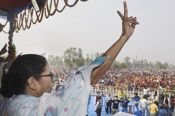 ममता बनर्जी का चुनाव आयोग पर हमला, बंगाल से सभी अधिकारियों के तबादले कर दें तो भी TMC की जीत को नहीं रोका जा सकता