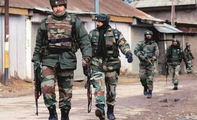 जम्मू-कश्मीर के पुलवामा में सीआरपीएफ कैंप पर ग्रेनेड हमला