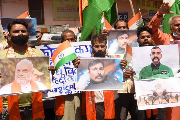 जम्मू में नक्सलियों की कैद से सीआरपीएफ कमांडो राकेश्वर सिंह मन्हास को रिहा करने की मांग को लेकर विरोध प्रदर्शन