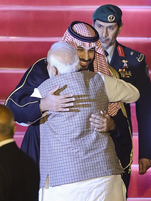 सऊदी अरब के क्राउन प्रिंस मोहम्मद बिन सलमान के  भारत आगमन पर उनका स्वागत करते प्रधानमंत्री नरेंद्र मोदी