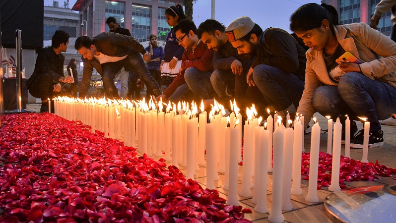 दिल्ली में लोगों ने कैंडल जलाकर पुलवामा आतंकी हमले में शहीद हुए सीआरपीएफ जवानों को श्रद्धांजलि दी