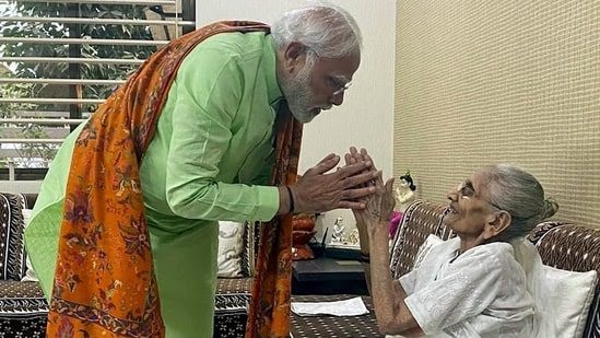अस्पताल में भर्ती माँ से मिलने पहुँचे पीएम मोदी, राहुल गांधी ने की जल्द स्वस्थ होने की कामना