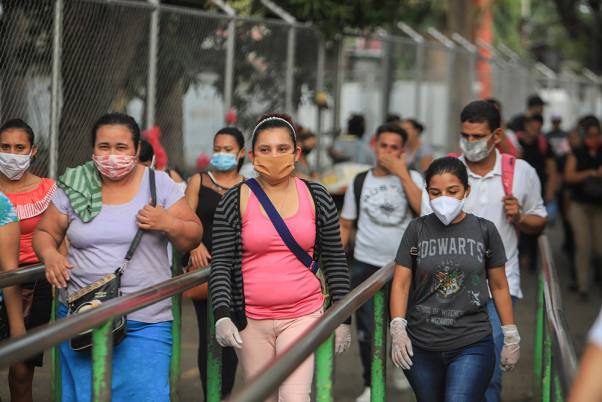 कोरोना वायरस के बढ़ते संक्रमण के बीच निकारागुआ के मनागुआ में सुरक्षा के मद्देनजर मास्क और हैंड गल्व्स पहनकर काम पर जाते कर्मचारी