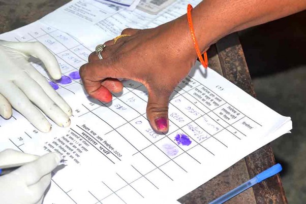 मध्यप्रदेश में 28 विधानसभा सीटों पर उपचुनाव के लिए तीन घंटों में 15% मतदान, शिवराज-कमलनाथ की प्रतिष्ठा दांव पर