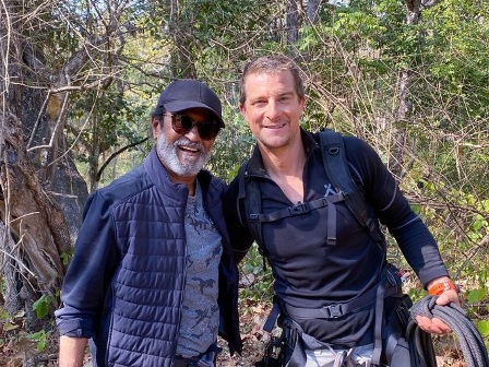 कर्नाटक के बांदीपुर जंगल में 'मैन वर्सेस वाइल्ड' के एक एपिसोड की शूटिंग के बाद अभिनेता रजनीकांत के साथ ब्रिटिश एडवेंचरर बियर ग्रिल्स