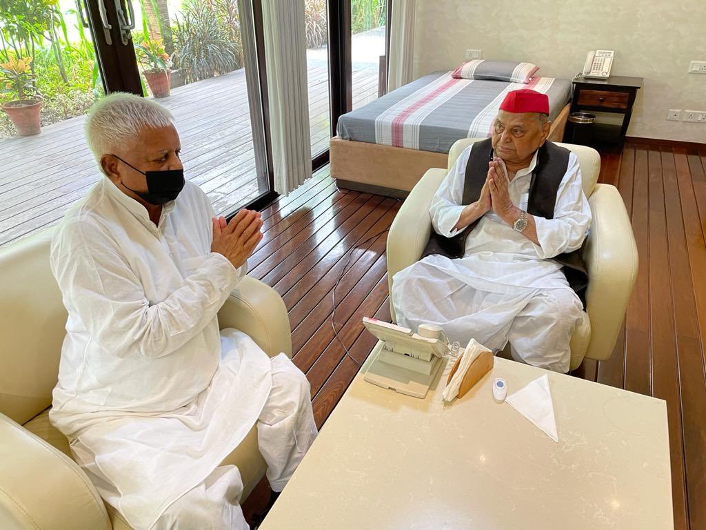 राष्ट्रीय जनता दल के अध्यक्ष लालू प्रसाद यादव ने समाजवादी पार्टी नेता मुलायम सिंह यादव से मुलाकात की