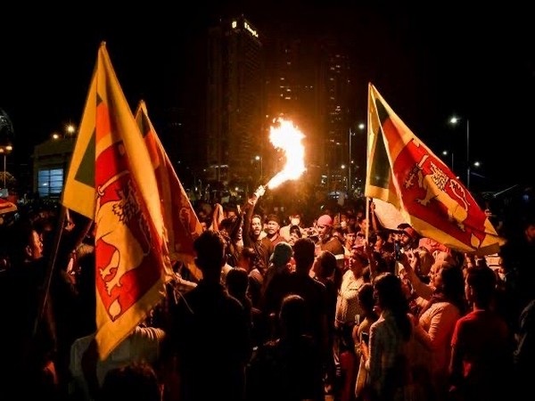 श्रीलंका में बिगड़े हालात;  प्रदर्शनकारियों ने PM विक्रमसिंघे के निजी आवास में लगाई आग, राष्ट्रपति भी इस्तीफा देने को तैयार