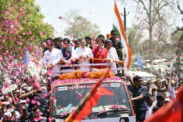 नामांकन दाखिल करने से पहले अमेठी में राहुल गांधी का रोड शो, साथ में प्रियंका गांधी और  रॉबर्ट वाड्रा भी मौजूद