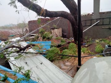 कमज़ोर पड़ रहा है तूफ़ान तौकते, गुजरात में मचाई ख़ासी तबाही, 10 मरे