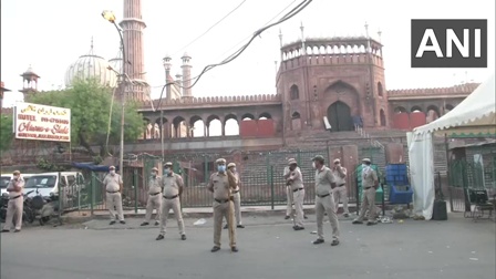 कोरोना संकट के बीच देश मना रहा है ईद का त्योहार, दिल्ली के जामा मस्जिद में पसरा सन्नाटा