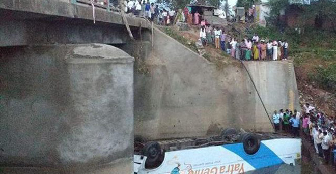 आंध्र प्रदेश : बस के नहर में गिरने से 11 लोगों की मौत