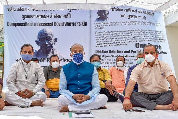 कोरोना पीड़ितों के परिवारों के लिए मुआवजे की मांग को लेकर दिल्ली सरकार के खिलाफ भाजपा नेता विजय गोयल का अनशन शुरू