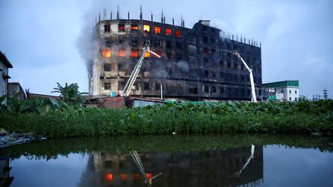 बांग्लादेश: फैक्ट्री में लगी भीषण आग, 52 लोगों की मौत,जान बचाने के लिए इमारत से नीचे कूद पड़े लोग