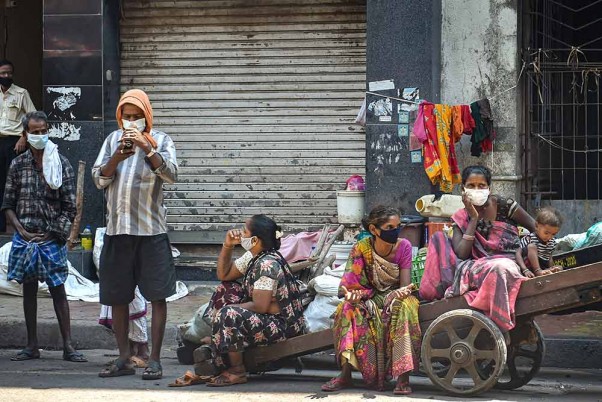 देशव्यापी लॉकडाउन के दौरान मुंबई के कालबादेवी इलाके में भोजन के पैकेट का इंतजार करते मजदूर