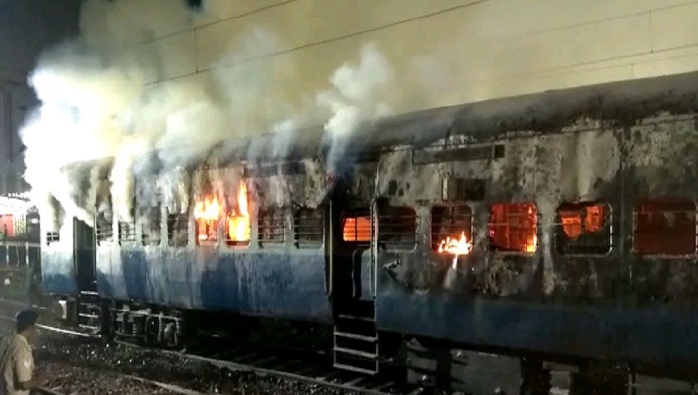 पश्चिम बंगाल के संतरागाछी रेलवे स्टेशन यार्ड में फलकनुमा एक्सप्रेस में भीषण आग, कई बोगियां जलकर खाक