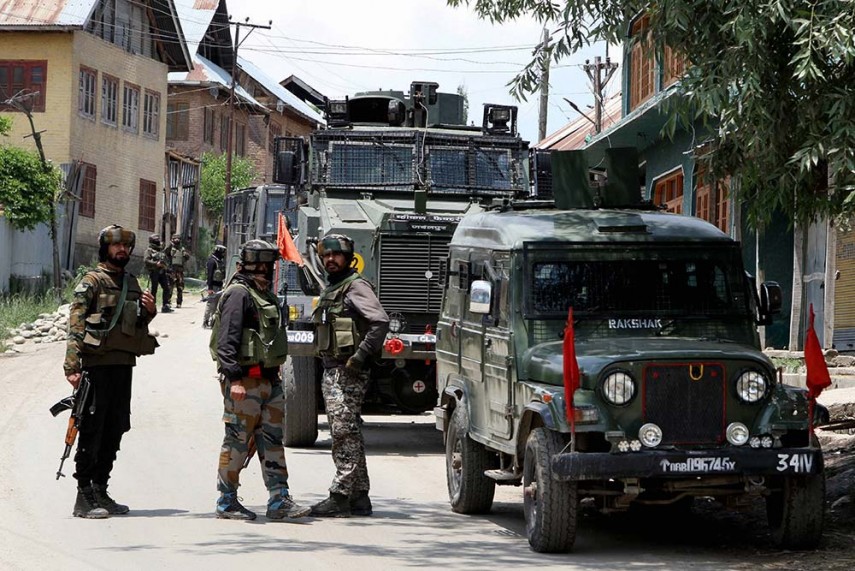 कश्मीर के शोपियां में सुरक्षा बलों के साथ मुठभेड़ में पांच आतंकवादी ढेर