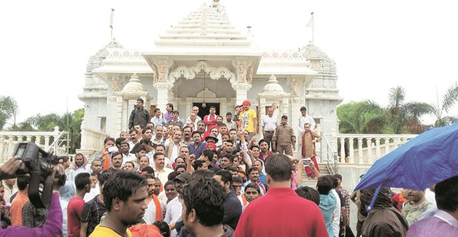 सुप्रीम कोर्ट का आदेश ठेंगे पर, भाजपा नेताओं ने मंदिर तोड़ने नहीं दिया