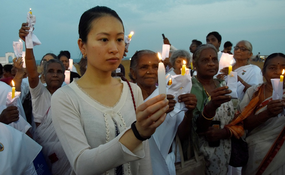 श्रीलंका में हुए आतंकवादी हमलों के पीड़ितों को श्रद्धांजलि देने के लिए मोमबत्तियां जलाते चेन्नई के बेसेंट नगर के लोग