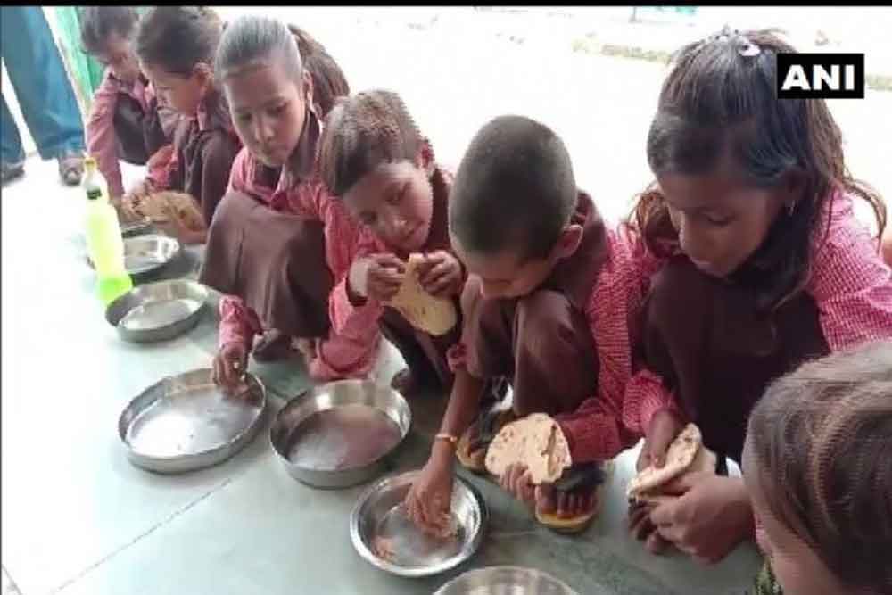 यूपी में बच्चों को रोटी के साथ नमक देकर दी जा रही है मिड-डे मील, मिर्जापुर का है मामला