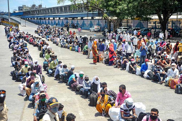 लॉकडाउन के दौरान मुंबई में फंसे प्रवासी श्रमिक अपने मूल स्थानों तक जाने के लिए बांद्रा टर्मिनस पर विशेष ट्रेन का इंतजार करते