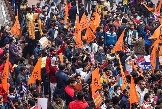 यूपी चुनाव: विश्व हिंदू परिषद ने बांटा 'प्रसाद', लोगों से की राष्ट्रवादी सरकार चुनने की अपील